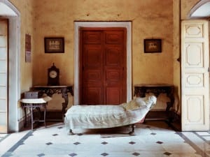 Laura McPhee, Chaise Lounge, Jorosanko Rajbari (Palace), North Kolkata, 1998.