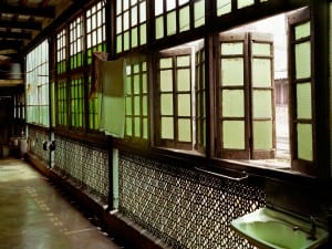 Laura McPhee, Dutta House at Chorebagan (Thieves’ Garden), North Kolkata, 2001.