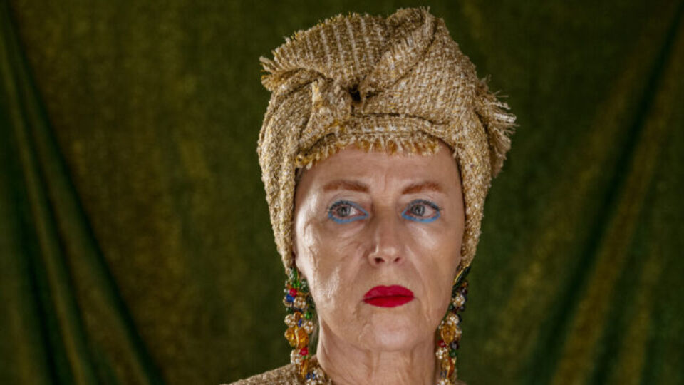 Cindy Sherman & Lorna Simpson: <br> Performing Identity, Reconstructing Memory